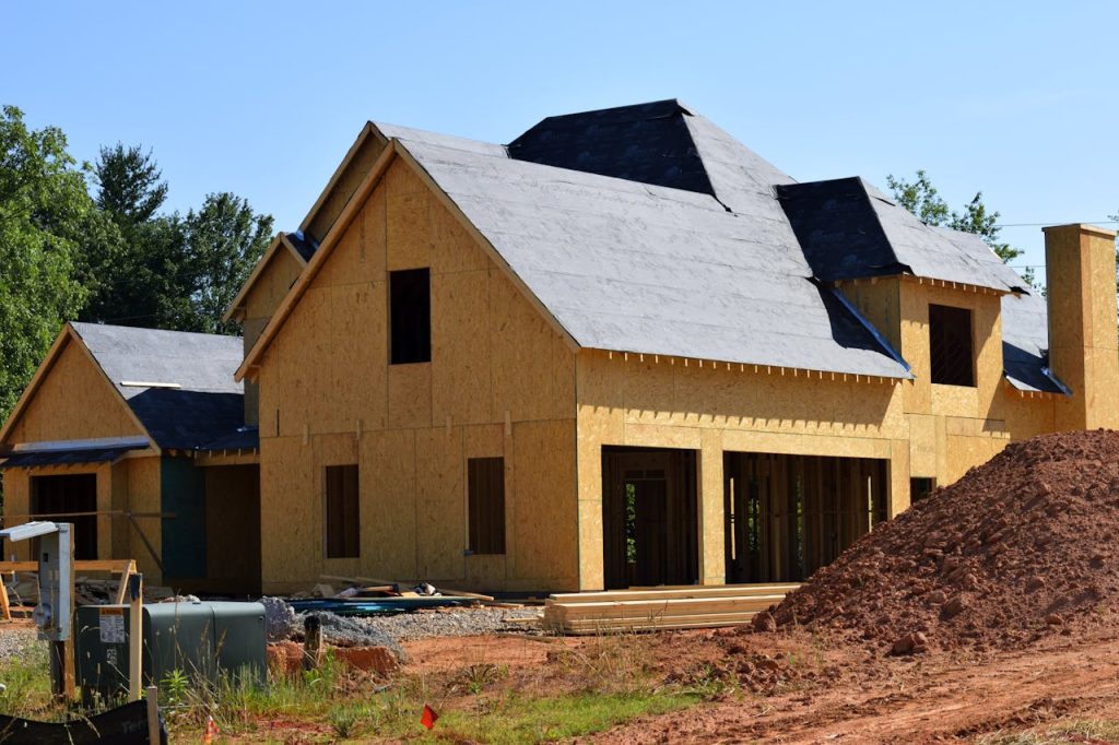 Maison en construction avec sa charpente en bois