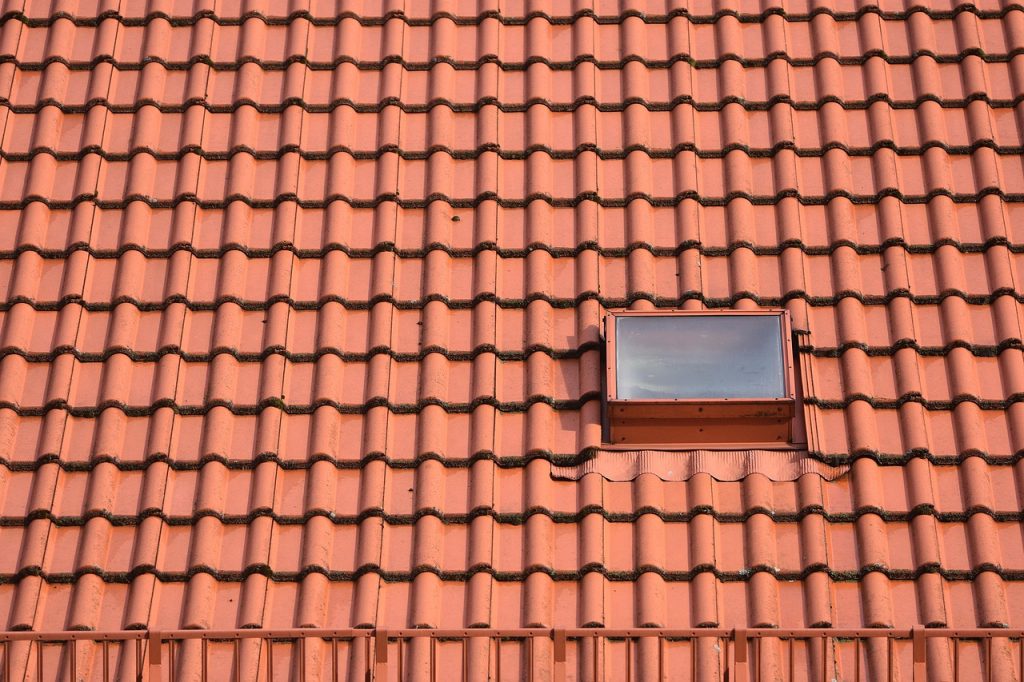 Toiture en tuiles avec une fenêtre de toit